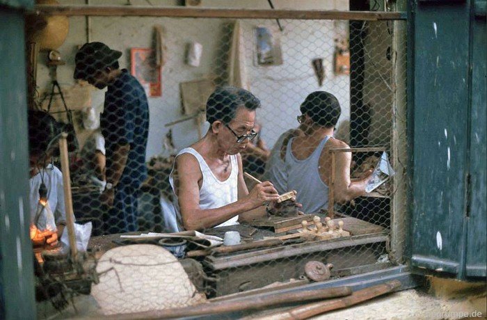 Sản xuất con dấu trên phố Tô Tịch, Hà Nội 1991.